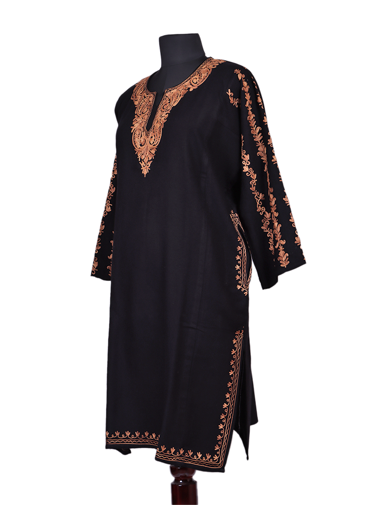 Raaz-e-Mah: raizkaar black Aari Embriodery pheran