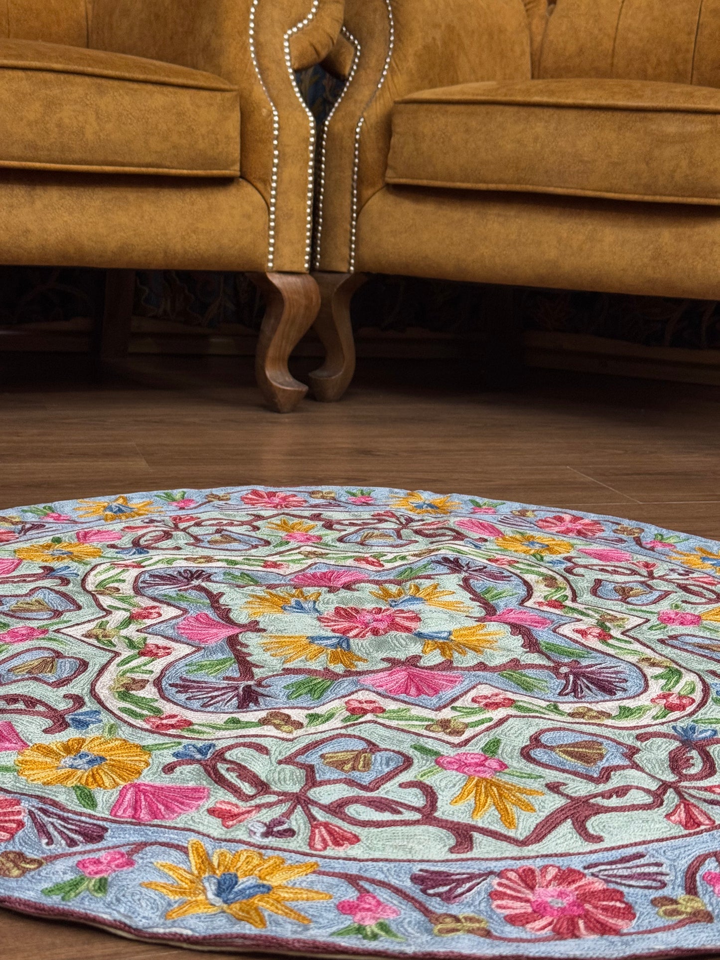 Round Machine Made Chainstitch Silk Embroidery Rug