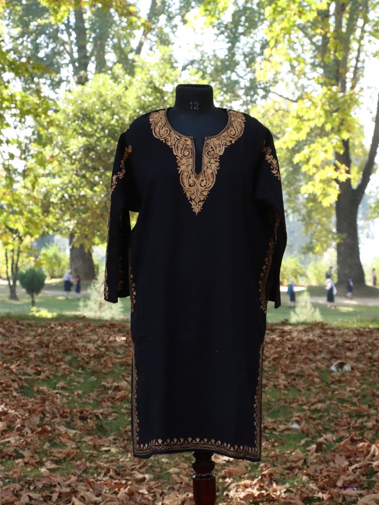 Raaz-e-Mah: raizkaar black Aari Embriodery pheran