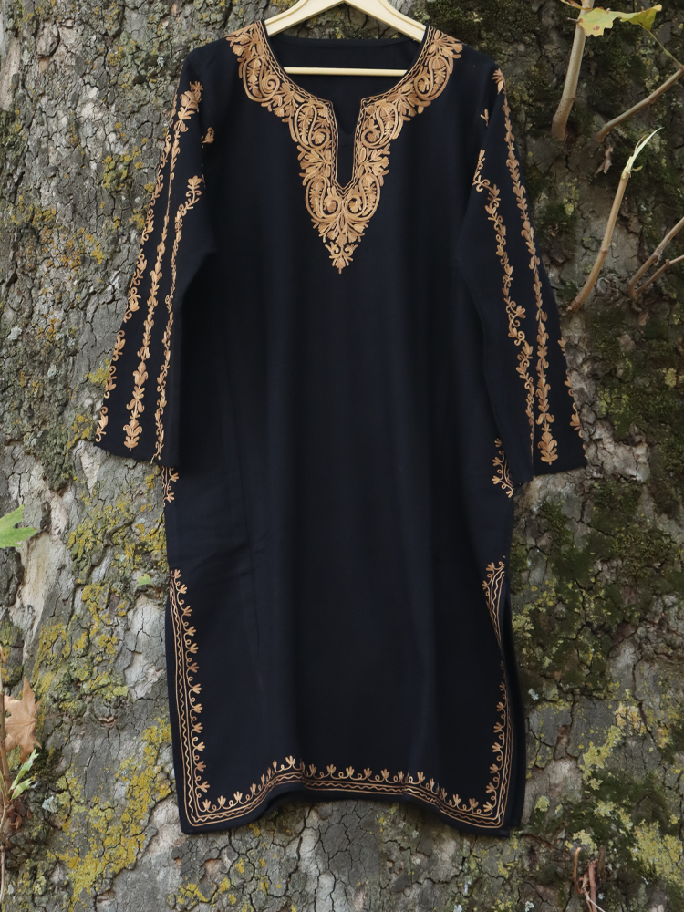 Raaz-e-Mah: raizkaar black Aari Embriodery pheran