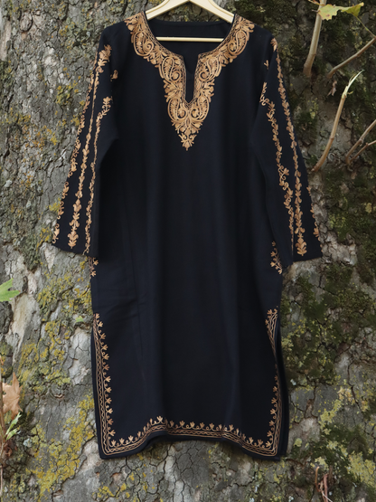 Raaz-e-Mah: raizkaar black Aari Embriodery pheran